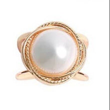 Load image into Gallery viewer, Gold ring with a pearl on a white background