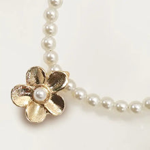 Load image into Gallery viewer, Minimalist Floral Pendant Necklace