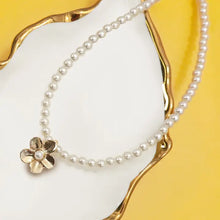 Load image into Gallery viewer, Minimalist Floral Pendant Necklace