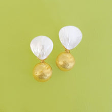 Load image into Gallery viewer, Chestnut Pearl and Gold Earrings
