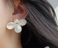 Load image into Gallery viewer, Clover Urban Cool Earrings
