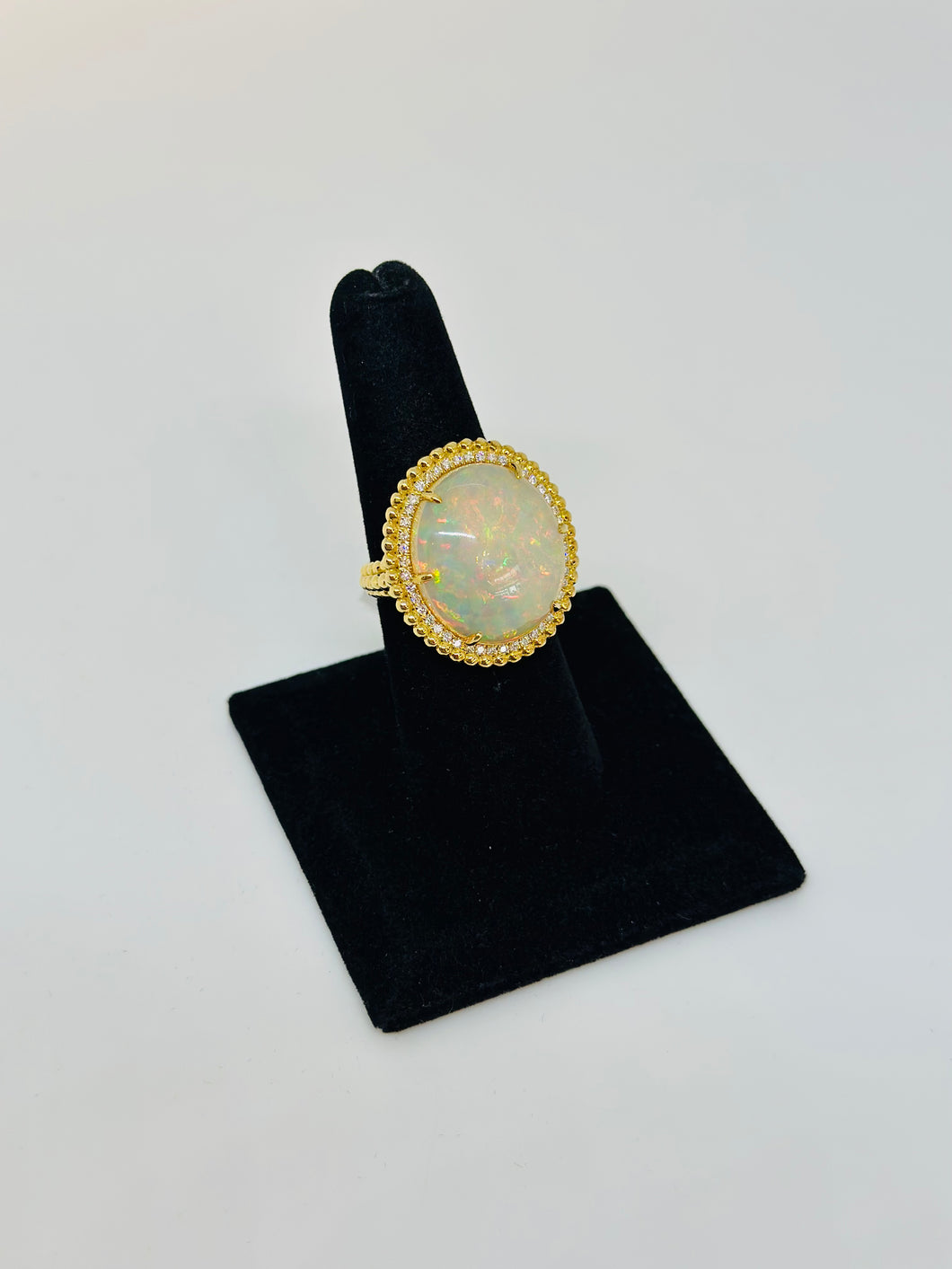 18K YG Opal and Diamond Ring, Opal-11.36cts, Dia 0.291cts