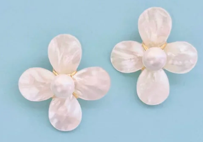 Peoria Pearl Floral Stud