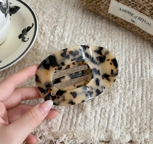 Load image into Gallery viewer, Oval Flat Hair Claw Lazy Retro Shark Clip
