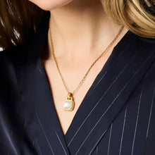 Load image into Gallery viewer, Sahara Iridescent Emerald Green Solitaire Necklace
