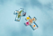 Load image into Gallery viewer, Dried Flower Resin Cross
